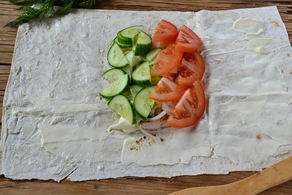 Шаверма с пикантной курочкой и чесночным соусом.Поделись рецептом с другом Ингредиенты:Куриная ... - 5