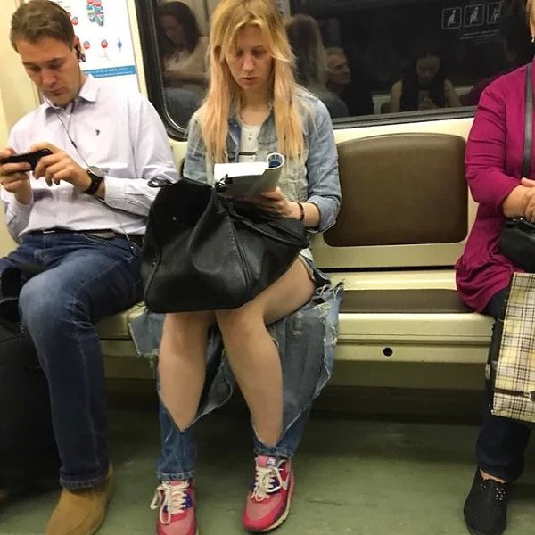 Моль озверела!... Бывает, выйдешь на улицу... И такое чувство, что именно сегодня в дурдоме - ...