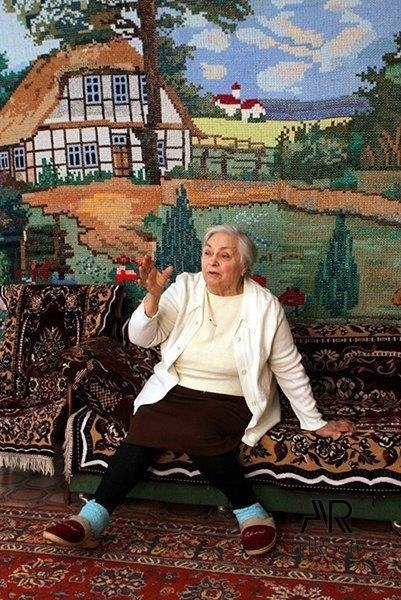 Бабушка Екатерина Кадолба вышила себе панно. Его длина – более 9 м, а ширина – 2,5 м. На свою работу ... - 3