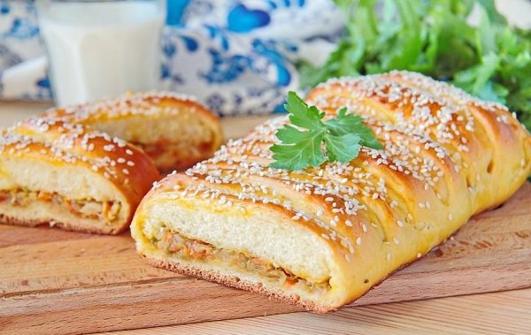 Кулебяка с начинкой из капусты.Ингредиенты:Мука — 3,5 стак.Масло растительное — 2 ст. л.Дрожжи — 1 ...