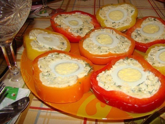 Перец с сырной начинкой и яйцом . Ингредиенты: 3 болгарских перца 300гр. твердого сыра Майонез 3 ...