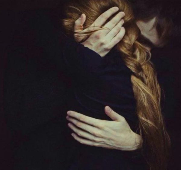 Ты серьезна — не по годам: Мало прожито. Много боли. Можно, я тебя не отдам Никому, заслонив собою?