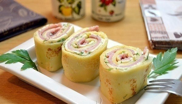 Блинные рулетики с начинкой из ветчины и сыра . Очень вкусная и лёгкая в приготовлении ...