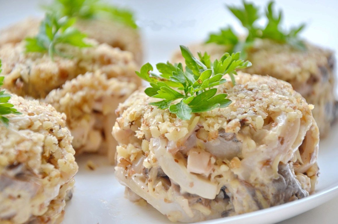 Салат с шампиньонами и куриным филе.на 100грамм - 87.05 ккалБ/Ж/У - ...