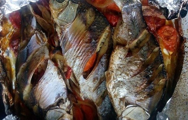 Рыба, запеченная с овощами.Вкусные караси, приготовленные в духовке, займут достойное место на ...
