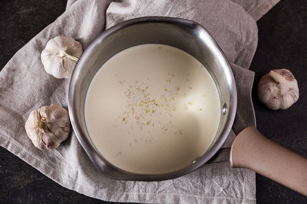 Картофельный гратен.Ингредиенты:Картофель — 900 гСливочное масло к. т. — 1 ст. л.Цельное молоко — ... - 3