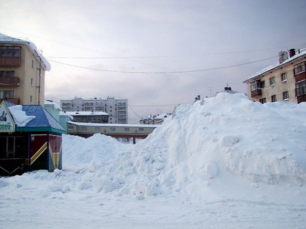 Воркута, улица Ленина, двор. Снег растает, когда весна наступит.