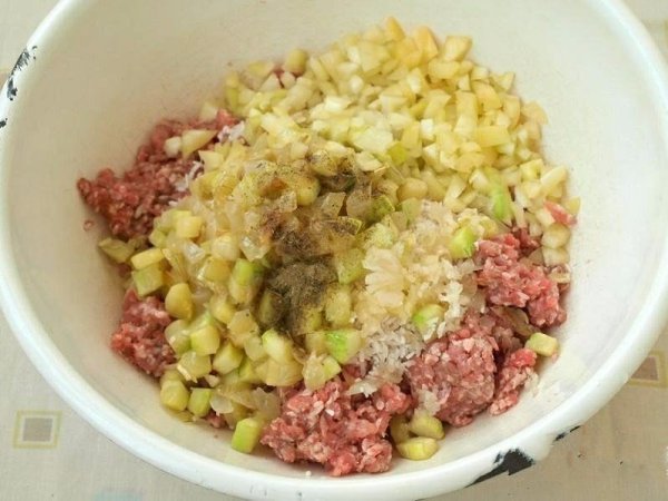 ФАРШИРОВАННЫЙ ПЕРЕЦ .ИНГРЕДИЕНТЫ: Мясной фарш — 500 г Рис — 1 стак. Кабачок небольшой — 1 шт Перец ... - 3