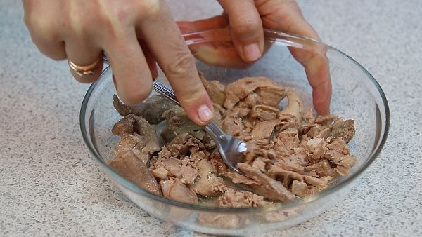 Слоёный салат с печенью трески.Ингредиентыбанка печени трески (230 г)100 г сыра1-2 клубня ... - 3