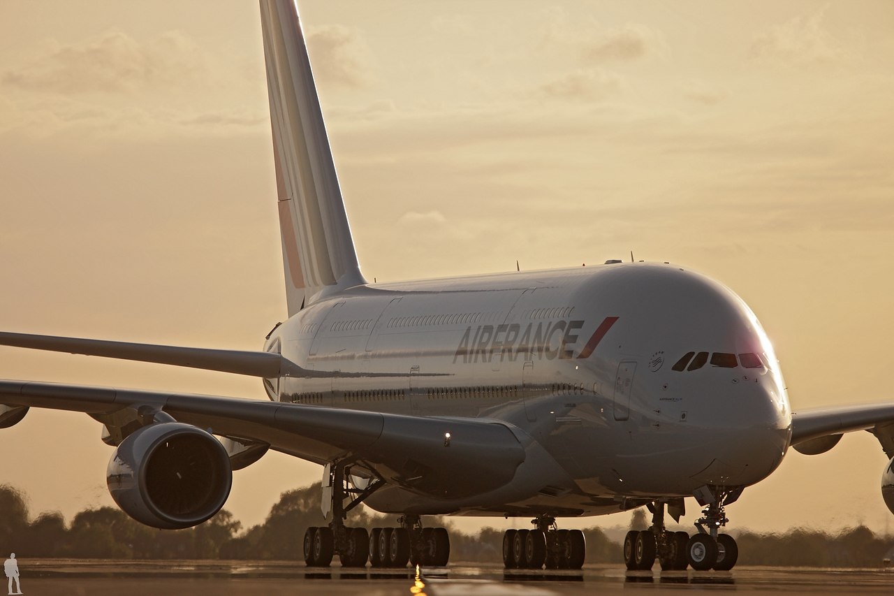 Airbus А380 – летающий гигант. Этот двухпалубный гигант имеет следующие размеры:-высота лайнера ...