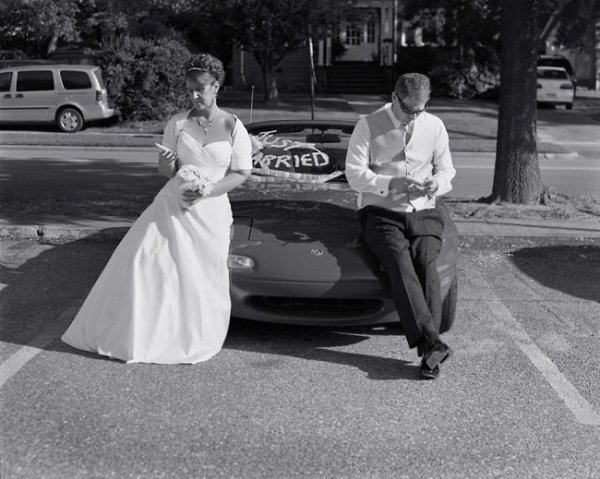 Фотограф удалил телефоны со снимков, чтобы показать, как люди отдалились друг от друга.
