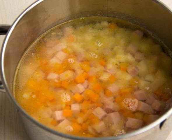 Сырный суп с ветчиной и овощами.Ингредиенты:Ветчина — 200 гКартофель — 3-4 шт.Лук репчатый — 1 ... - 3