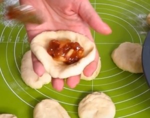 Особенный яблочный пирог на кефире.Нам нужны:Для начинки:750 г яблок (4 больших яблока)150 г ... - 3