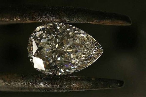 Алмаз считается самым твердым веществом, а при температуре 850 градусов он начинает гореть, ...