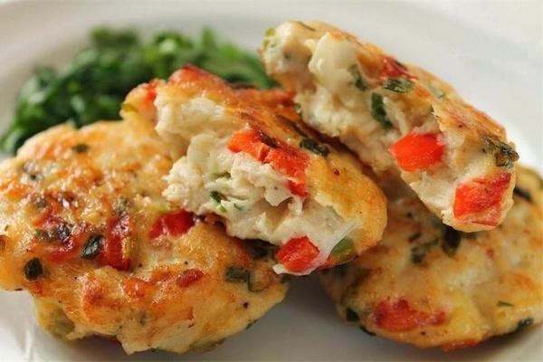 Нежные куриные котлетки с овощами.ИНГРЕДИЕНТЫ:куриная грудка 600 гкапуста цветная 300 гсыр твердый ...