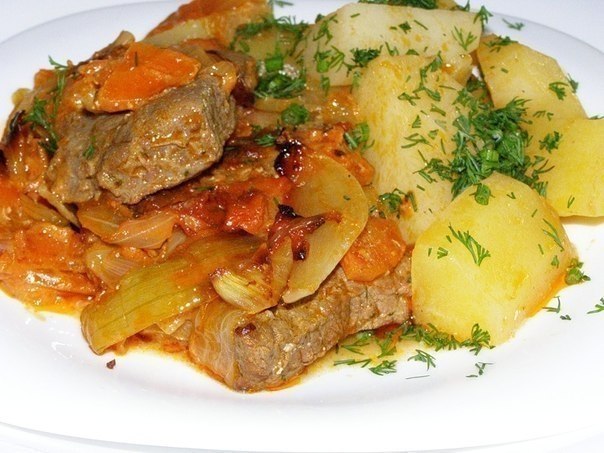 ЖАРКОЕ ПО-ДОМАШНЕМУ .Ингредиенты: 500 гр - мясо 1 шт - лук репчатый 1 шт - морковь 1 шт - перец ...