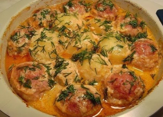 Котлеты с картошкой в соусе. Ингредиенты: Фарш мясной - 400 г, лук, чеснок, батон замоченный в ...