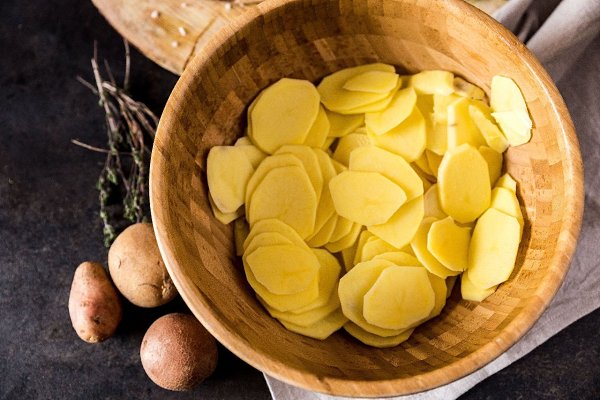 Картофельный гратен.Ингредиенты:Картофель — 900 гСливочное масло к. т. — 1 ст. л.Цельное молоко — ... - 2