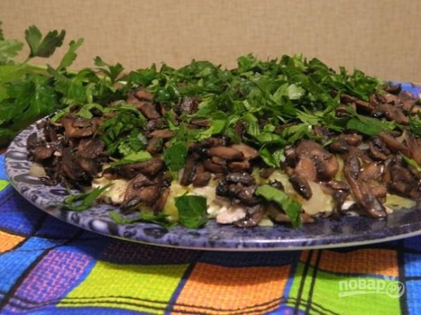 Слоеный салат "Лемберг" с грибами и мясом.Слоеный салат "Лемберг" с грибами ...