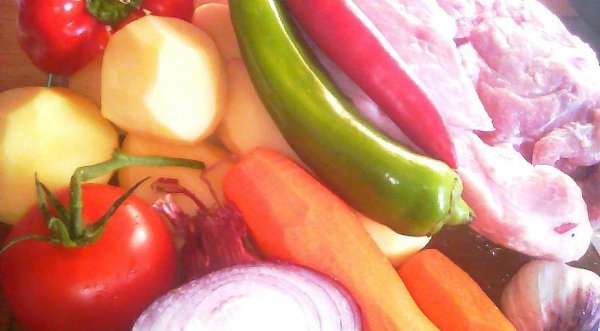 Домашнее жаркое из свинины.Ингредиенты:Мясо (свинина) — 700 гКартофель — 1 кгМорковь — 2 шт.Лук ... - 2