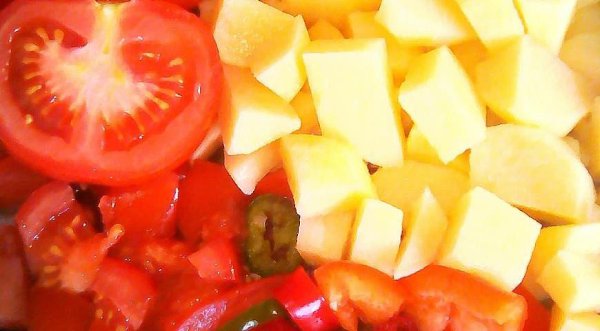 Домашнее жаркое из свинины.Ингредиенты:Мясо (свинина) — 700 гКартофель — 1 кгМорковь — 2 шт.Лук ... - 5