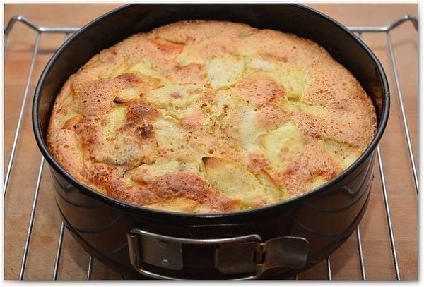 Очень вкусная шарлотка.Ингредиенты:- 2-3 яблока,- 1 чашка муки (чашка 240 мл),- 1 чашка белого ...