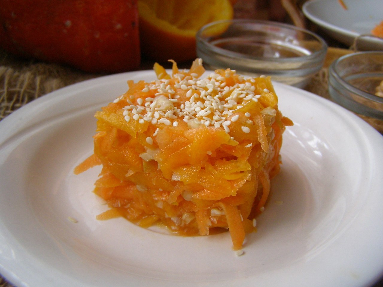 САЛАТ ИЗ МОРКОВИ И ТЫКВЫ С ИМБИРНО-АПЕЛЬСИНОВЫМ СОУСОМ.Вам потребуются:Средняя морковь - 1 шт.Тыква ...