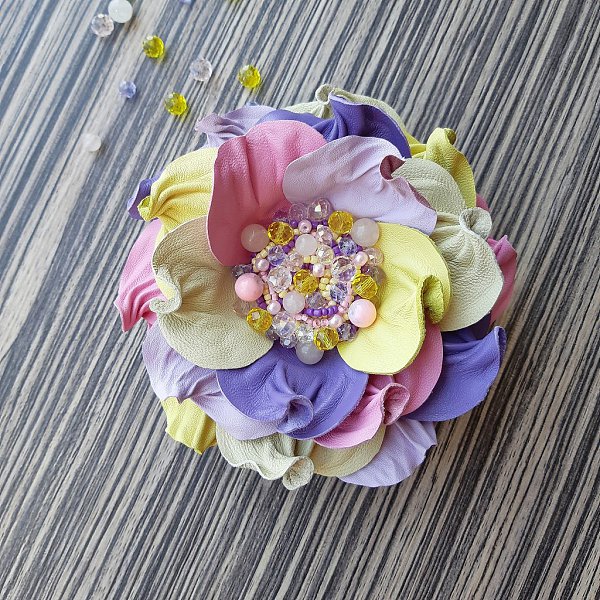 #аксессуар@fan_handmade.Брошь создана из натуральной кожи! Цветок украшен кварцем, хрустальными ...