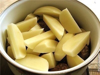 Тефтели с картошкой.Вообще, предполагалось что это будет суп.Но из-за маленькой кастрюли у меня ... - 4