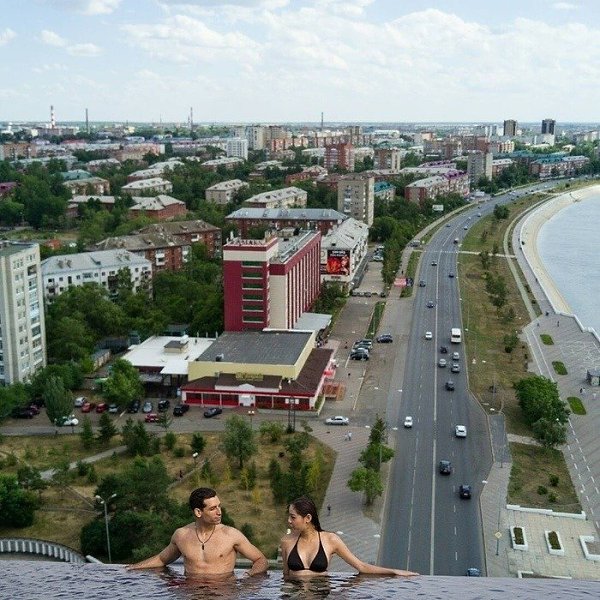 Все мы видели пафосные фотографии в открытых бассейнах с шикарным видом на город. А что было, если ... - 2