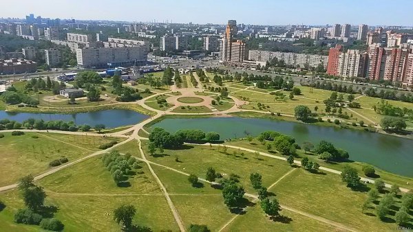 9 интересных мест рядом с метро «Международная». 1. Фриз-панно с Атлантом Выходя из метро, пассажиры ...