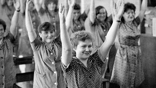 Спорт в СССР был массовым явлением. К спорту относились серьезно, это была почти религия и это ... - 2