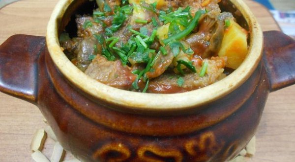 Жаркое с мясом в горшочке.Ингредиенты: Мясо, которые вы любите — 700 г Картофель — 5 шт. Лук ... - 2