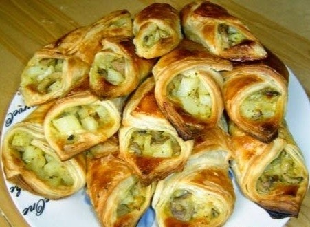Кулечки с картофельной начинкой.Ингредиенты:-1 упаковка готового слоеного теста, -5 картофелин ...