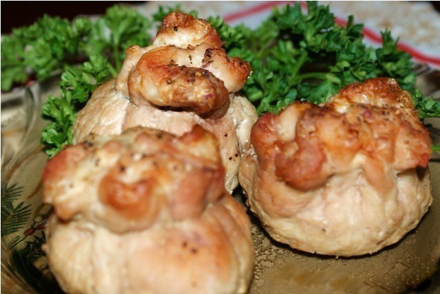 МЕШОЧКИ С СЫРОМ И ГРИБАМИ.на 100грамм - 87.2 ккалБ/Ж/У - 6.27/1.56/2.36Ингредиенты:свинина для ...