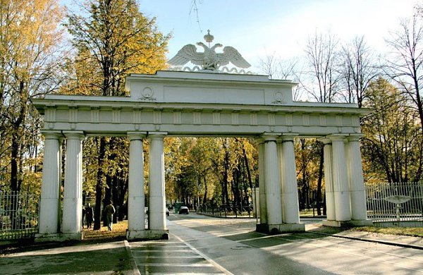 Что нужно посмотреть в Павловске кроме парка? 1. Николаевские ворота - въезд в Павловск. В 1826 году ...