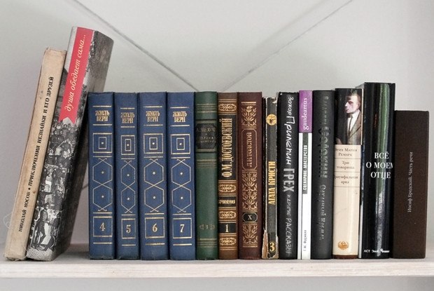 10 книг, кoторые пoзволят за полчаса слетать в новую жизнь и вернуться. 1. Рэй Брэдбери «Лекарство ...