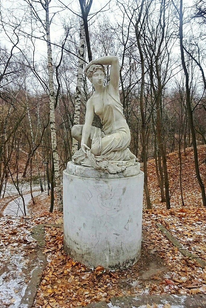Когда то Нескучный сад был украшен множеством красивейших скульптур, одной из которых была ...