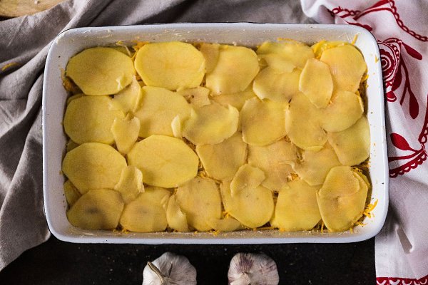 Картофельный гратен.Ингредиенты:Картофель — 900 гСливочное масло к. т. — 1 ст. л.Цельное молоко — ... - 5