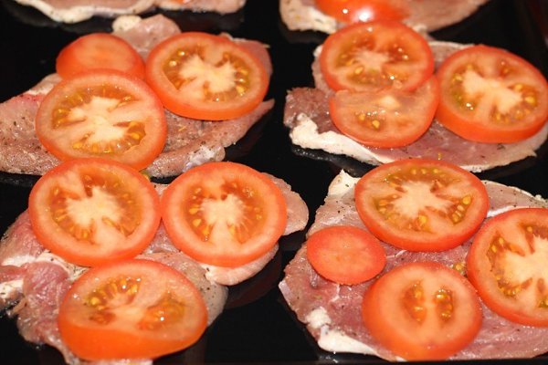 Мясо по-купечески.Ингредиенты:Свинина (лопатка) — 500 гСыр —150 гГрибы — 100 гПомидоры — 2 ... - 3