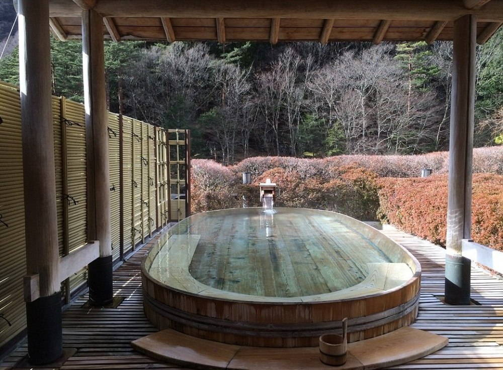       Nishiyama Onsen Keiunkan.    705   ,    ... - 2