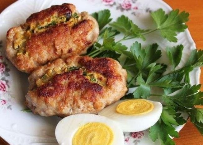 Зразы из свинины с яйцом.Ингредиенты Мясной фарш 600 г Хлеб пшеничный 200 г Молоко 100 м Лук ...