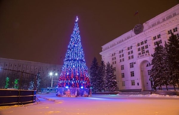 В Кемерово устанавливают рождественскую ёлку за 18 миллионов рублей, в то время как Нью-Йоркe ...