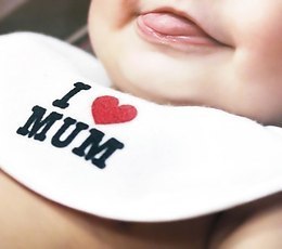 Говорят когда во сне ребёнок улыбается, с ним ангел играет..