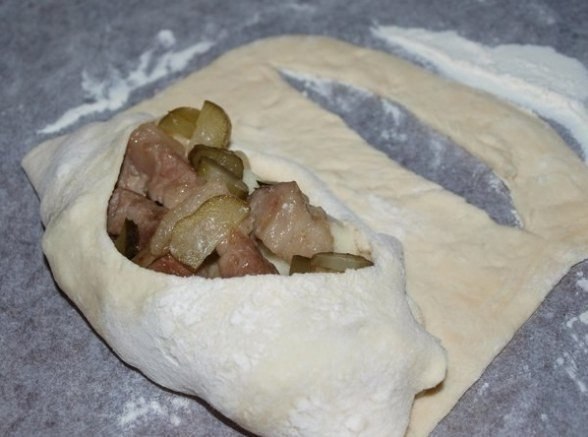 Лодочки из слоеного теста с картофелем, мясом и огурчиками. Ингредиенты: - картофель - 1 кг. - мясо ... - 3