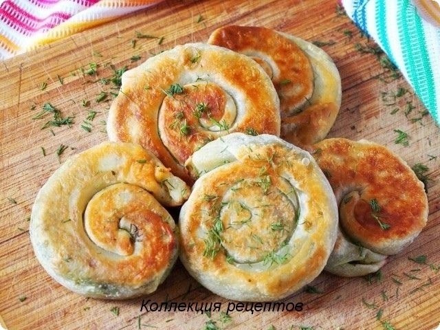 Лепешки с зеленью. Корочка у лепешек получается слегка хрустящая за счет газированной воды. А внутри ...