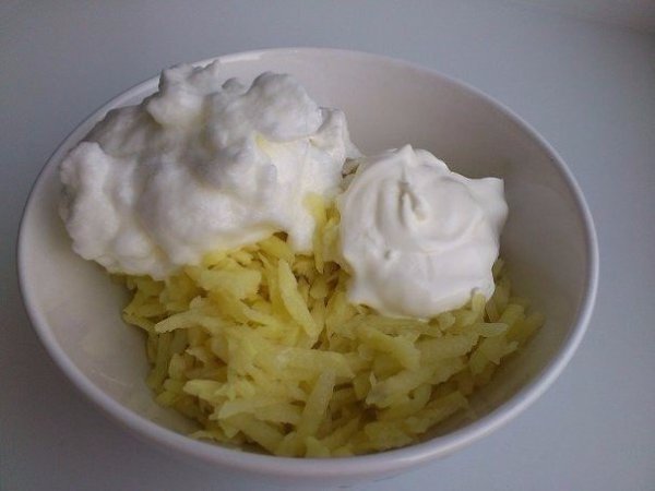 Картофельные драники с сыром.Ингредиенты:Картофель — 4 шт.Белок яйца — 1 шт.Сметана — 2 ст. л. + для ... - 3