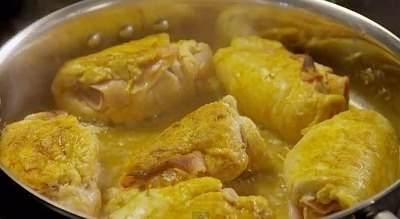 Кордон — блюдо из куриных грудок.Продукты:1. Курное филе — 3 шт.2. Сыр3. Ветчина4. Мука5. Соль, ... - 4