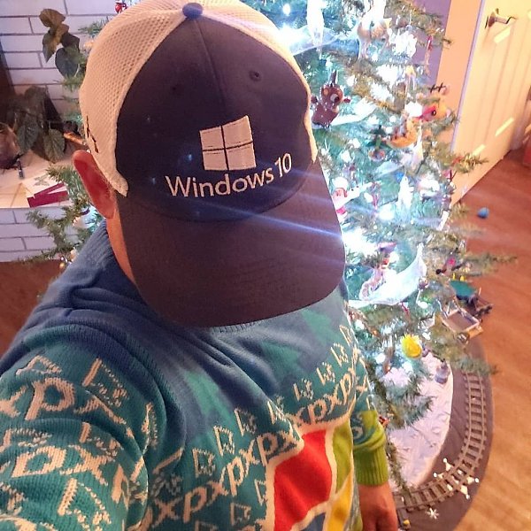 В этом году Microsoft продолжила раздавать своим сотрудникам, поклонникам и журналистам так ... - 3