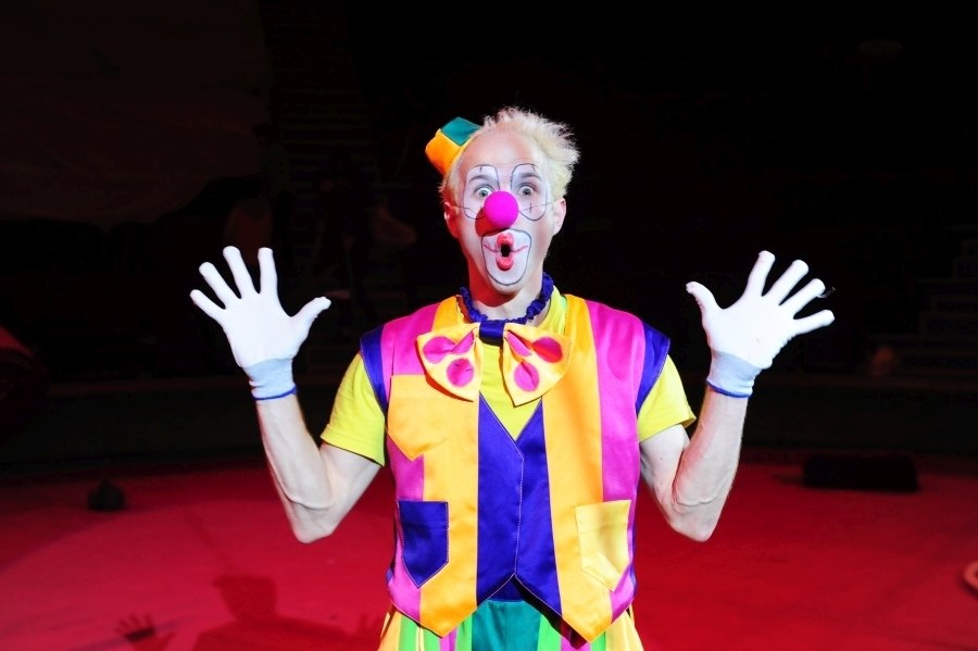 Кумир клоун. Клоун с клаксоном. Макияж веселого клоуна. Рональд макдональд злой. Костюм клоуна для мальчика.